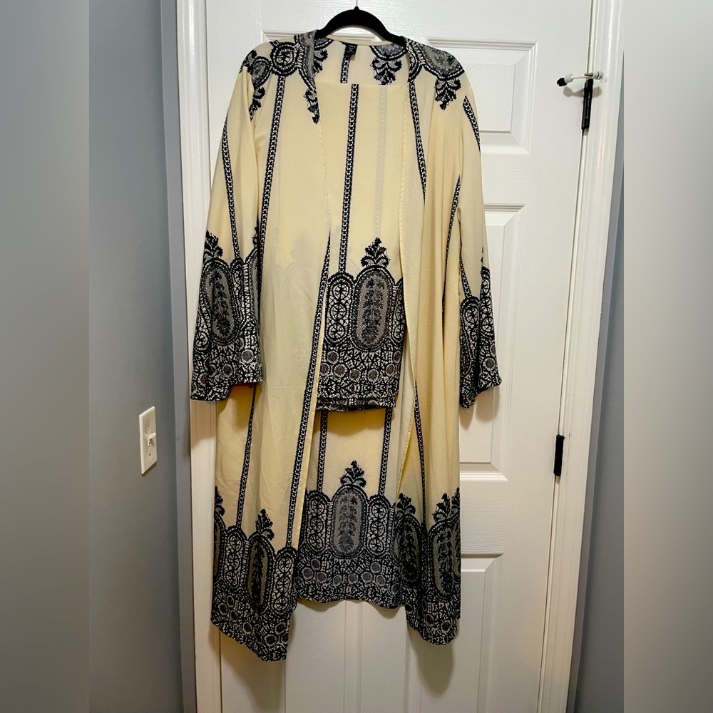 Beautiful print coat and pants. Long and wide sleeves, women tops and pants.